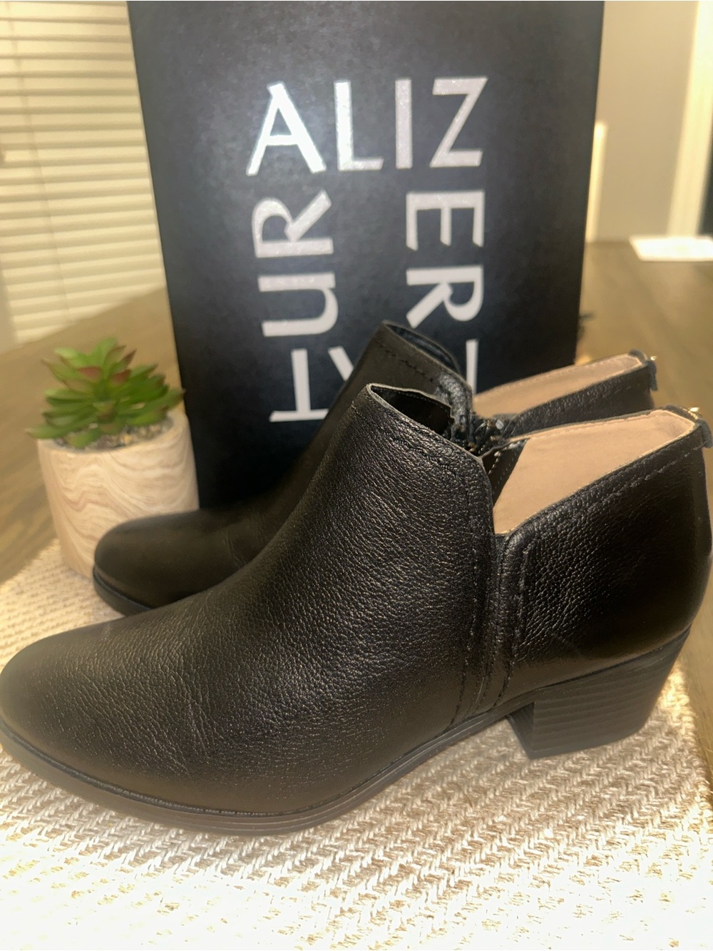 NATURALIZER⭐️NEW IN BOX⭐️Black LEATHER ZARIE Ankle BOOTIES SIDE Zip Low Heel 9M
